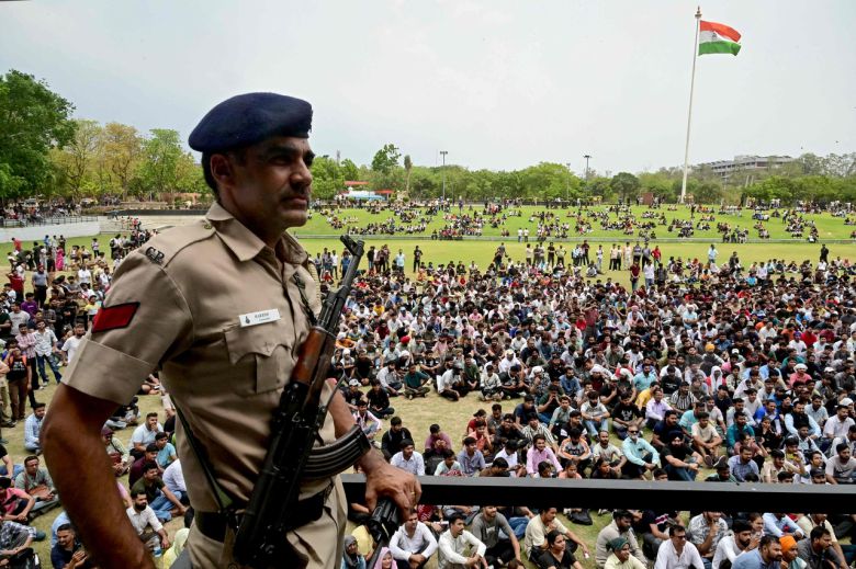 인도 경찰이 지난 10일(현지시간) 파키스탄 접경지인 찬디가르에서 인도 국민들이 모여들자 경계를 서고 있다. [AFP]