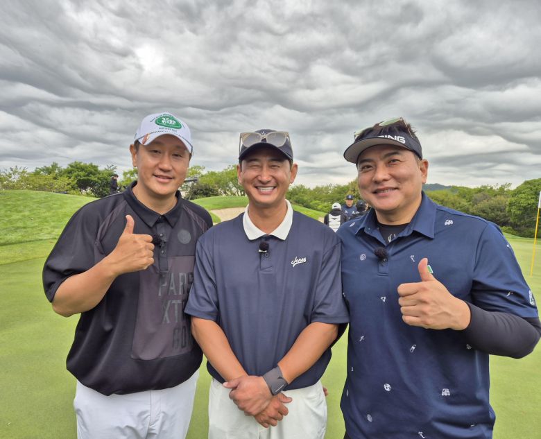 이대호(왼쪽부터)와 박용택, 김태균이 14일 제주 서귀포 핀크스 골프클럽에서 열린 SK텔레콤 채리티 오픈 2025에 참가한 뒤 포즈를 취하고 있다. [연합]