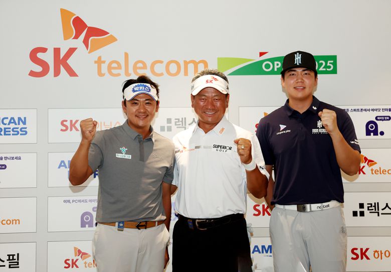 박상현(왼쪽부터)과 최경주 장유빈이 14일 제주 서귀포 핀크스GC에서 열린 KPGA 투어 SK텔레콤 오픈 개막 전 기자회견에서 포즈를 취하고 있다.    [KPGA 제공]