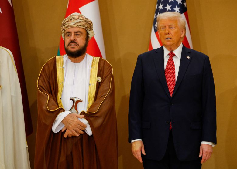 도널드 트럼프 미국 대통령이 14일(현지시간) 사우디아라비아 리야드에서 아사드 빈 타릭 오만 부총리와 외교 행사에 참여하고 있다. [로이터]