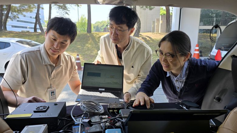 ETRI 연구진이 이기종 V2X 협력주행 통신기술에 관해 논의하고 있다.[ETRI 제공]