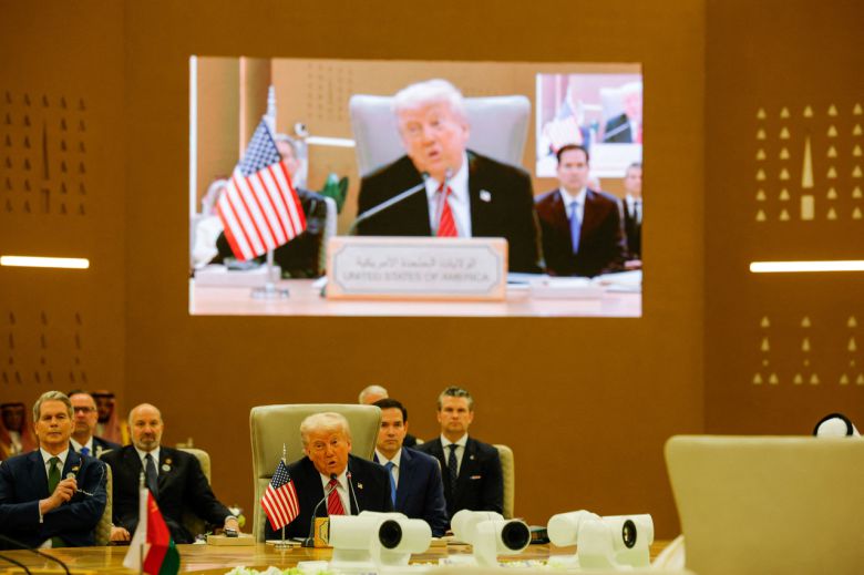 도널드 트럼프 미국 대통령이 14일(현지시간) 사우디아라비아 리야드에서 각료들과 함께 외교 행사에 참여하고 있다. [로이터]