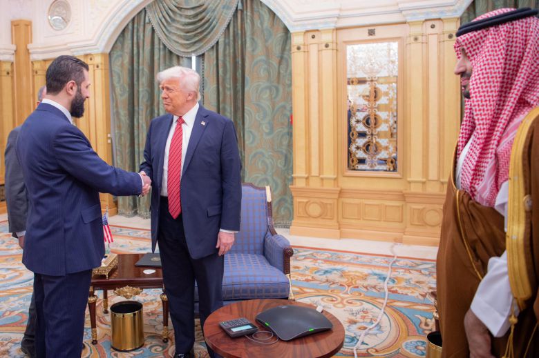 도널드 트럼프 미국 대통령(가운데)이 14일(현지시간) 사우디아라비아 리야드에서 아흐메드 알샤라 시리아 과도정부 대통령(왼쪽)과 악수하고 있다. [UPI]