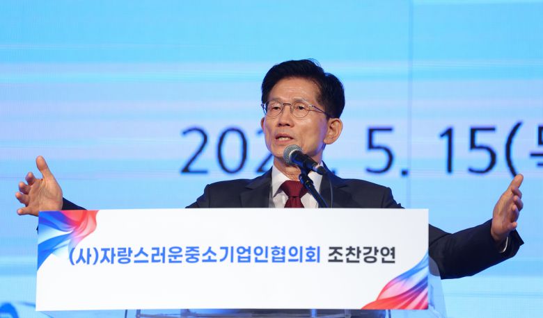 국민의힘 김문수 대선 후보가 15일 서울 영등포구 중소기업중앙회에서 열린 ‘자랑스러운 중소기업인협의회 조찬 강연’에 참석해 축사를 하고 있다. <연합>