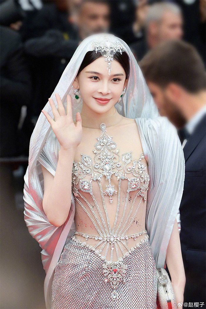 제78회 칸 국제영화제 개막식 레드카펫에 선 중국 배우 자오잉쯔. [웨이보 캡처]