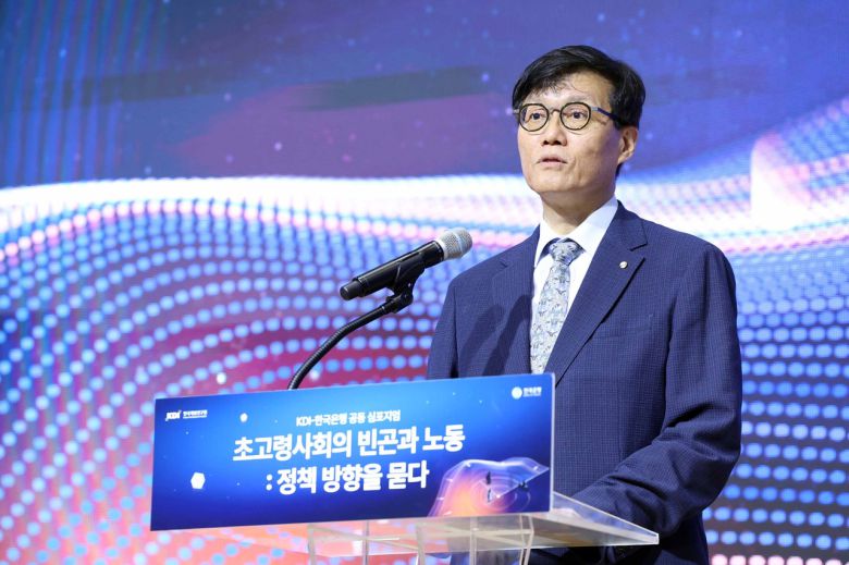 사진은 15일 오후 KDI 공용동 6층 대회의실에서 열린 KDI-한국은행 공동 심포지엄에서 환영사를 발표하고 있는 이창용 한국은행 총재 [한국은행 제공]