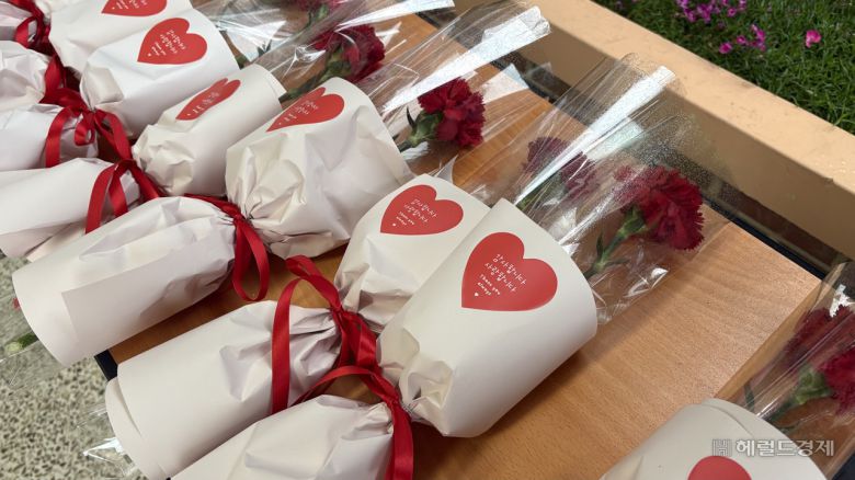 15일 스승의 날을 맞이해 동일초등학교에서 준비한 카네이션. 박연수 수습기자