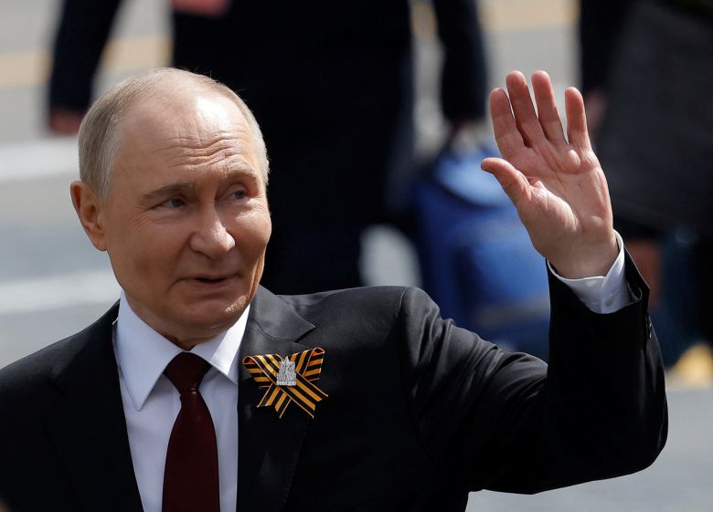 블라디미르 푸틴 러시아 대통령이 지난 9일 모스크바 광장에서 열린 제2차 세계대전 나치 독일의 승리 80주년을 기념하는 전승절 군사 퍼레이드 후 관중들을 향해 손을 흔들고 있다. [로이터]