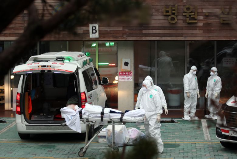 서울 한 요양병원에서 코로나바이러스 감염증(코로나19) 확진자가 거점전담병원으로 이송되기 위해 구급차로 옮겨지고 있다. 사진은 기사와 무관함. [연합]