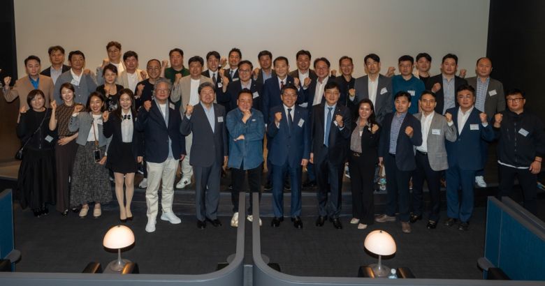 대우건설 써밋갤러리에서 열린 코리아헤럴드 글로벌비즈니스포럼(GBF) 강연에 참석한 이들이 단체촬영을 하며 파이팅을 외치고 있다.