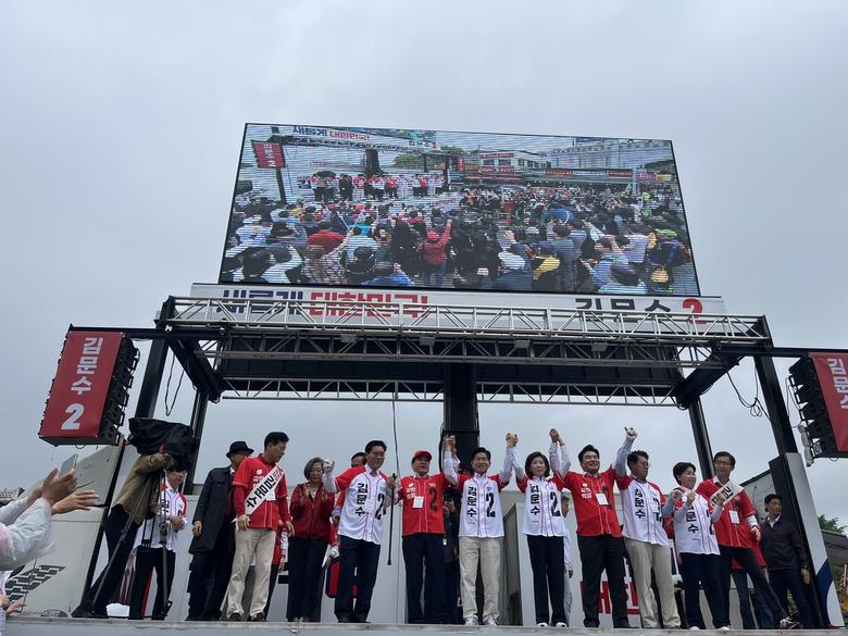 김문수 국민의힘 대선후보가 16일 수원 지동시장 현장 유세에 나섰다. [사진=주소현 기자]