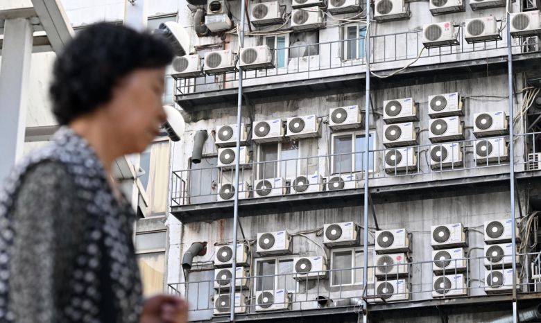서울 중구 남대문시장의 한 상가 건물에 설치된 실외기가 이른 아침부터 가동되고 있다. 임세준 기자