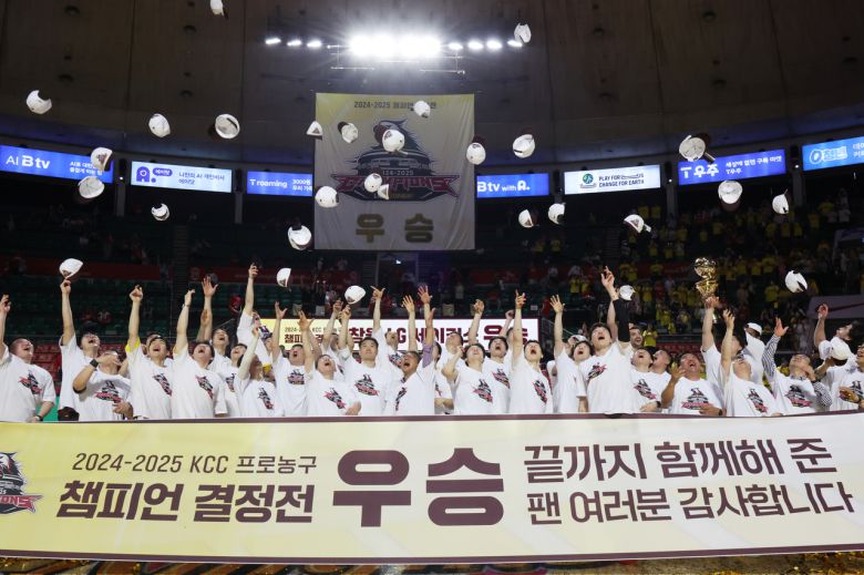 17일 서울 잠실학생체육관에서 열린 2024∼2025시즌 프로농구 서울 SK 나이츠와 창원 LG 세이커스의 챔피언결정전 7차전 경기에서 승리한 LG 선수들이 환호하고 있다. [연합]