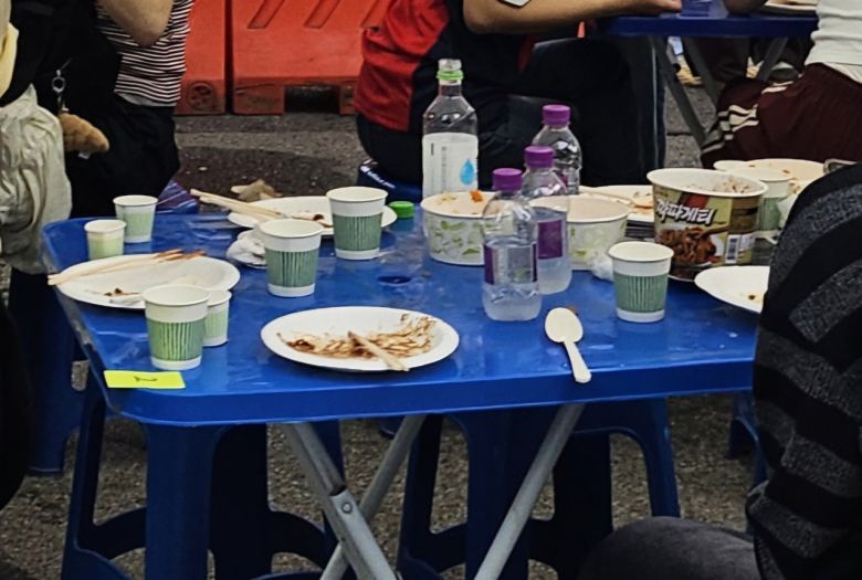 15일 서울 소재 한 대학교의 간이주점 테이블 위에 일회용품이 놓여 있다. 김광우 기자.