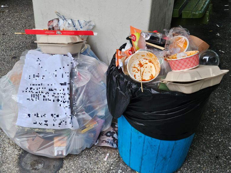 15일 오후 서울 소재 한 대학교 축제 현장에 버려진 쓰레기들. 김광우 기자.