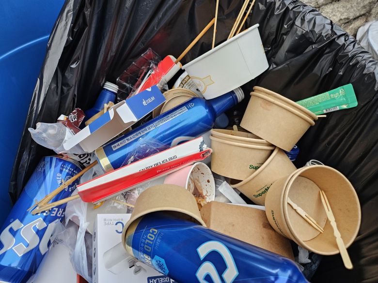 15일 오후 서울 소재 한 대학교 축제 현장에 버려진 쓰레기들. 김광우 기자.