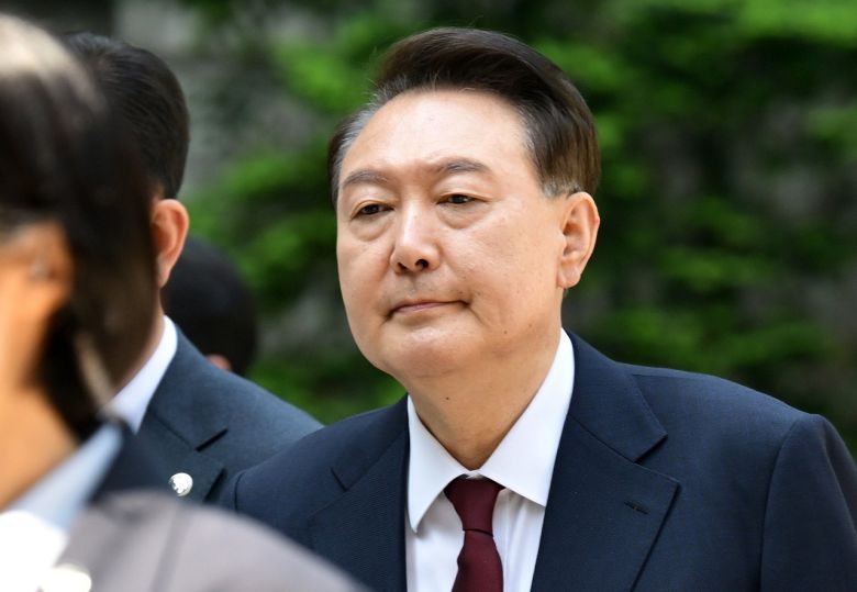 12·3 비상계엄 사태와 관련해 내란 우두머리 혐의 등으로 기소된 윤석열 전 대통령이 지난 12일 서울 서초구 서울중앙지방법원으로 출석하고 있다. [연합]