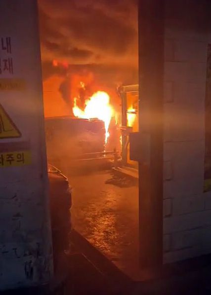 17일 오전 광주 광산구 금호타이어 공장 내부에서 불길이 치솟아 오르고 있다. 이 불이 공장동 전체로 확산, 소방당국은 대응 2단계를 발령하고 진화 중이다. 2025.5.17 [독자 제공. 재판매 및 DB 금지] <연합뉴스>