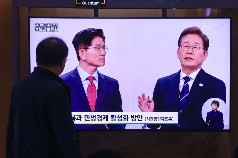 18일 서울역 대합실에서 시민들이 제21대 대선 1차 후보자 토론회 중계방송을 지켜보고 있다. [연합]