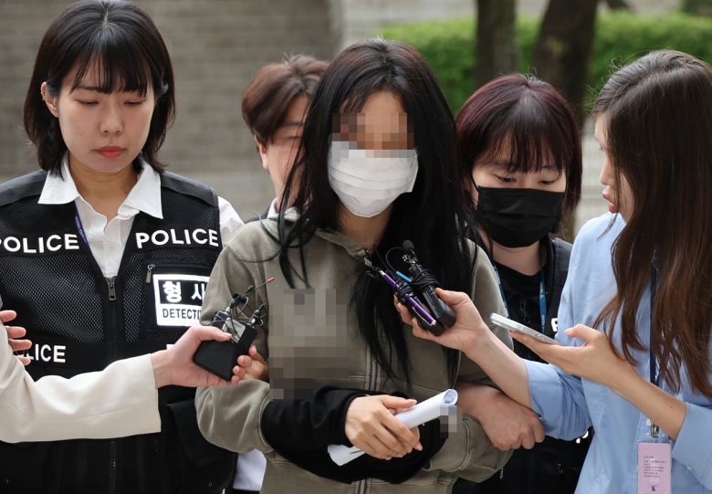 축구 국가대표팀 주장 손흥민의 아이를 임신했다고 주장하며 손씨에게 돈을 뜯어내려 한 20대 여성 양모씨가 17일 영장실질심사를 받기 위해 서울중앙지법에 들어서고 있다. [연합]