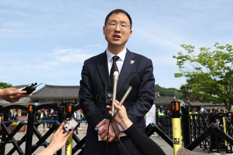 이재명 더불어민주당 대선후보 지지를 선언한 무소속 김상욱 의원이 18일 광주 북구 운정동 국립5·18민주묘지 민주의 문 앞에서 더불어민주당 입당 기자회견을 하고 있다. [연합]