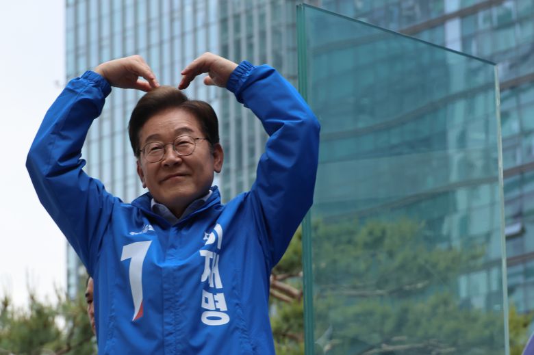 이재명 더불어민주당 대선 후보가 서울 표심 잡기에 나선 19일 서울 용산역광장에서 열린 집중유세에서 시민들을 향해 인사하고 있다. [연합]