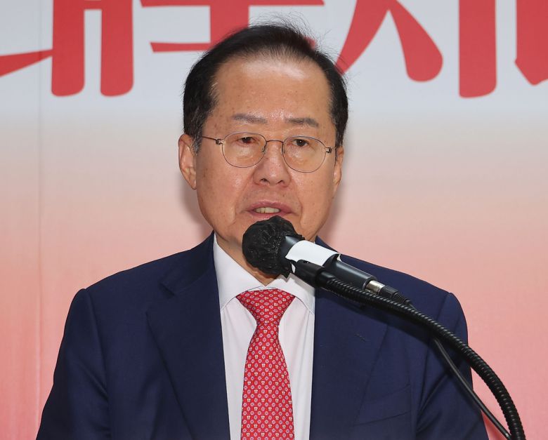 국민의힘 대선 후보 2차 경선에서 탈락한 홍준표 후보가 지난달 29일 서울 여의도 대하빌딩 선거 캠프 사무실에서 정계 은퇴 의사를 밝히던 모습.  <연합>