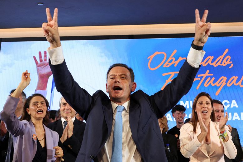 19일(현지시간) 포르투갈 사회민주당(PSD)과 민주동맹(AD) 지도자 루이스 몬테네그로가 포르투갈 리스본의 선거대책본부에서 출구조사 결과가 나왔다. [로이터]