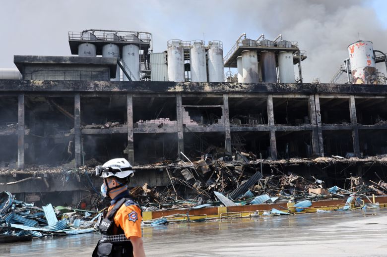 금호타이어 광주공장 화재 발생 이틀째인 18일 소방대원들이 진화 작업을 벌이는 가운데 공장 건물이 검게 타있다. [연합]