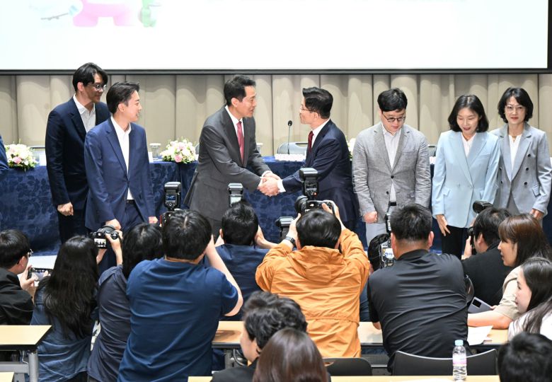 오세훈 서울시장이 19일 서울시청에서 열린 ‘약자와 동행하는 서울 토론회’에서 국민의힘 김문수 대선 후보와 악수하고 있다. [서울시 제공]