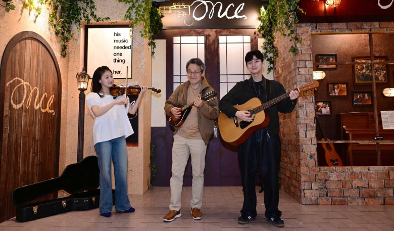 뮤지컬 ‘원스’ 액터 뮤지션 고예일, 배우 박지일, 김민성(왼쪽부터). 이상섭 기자