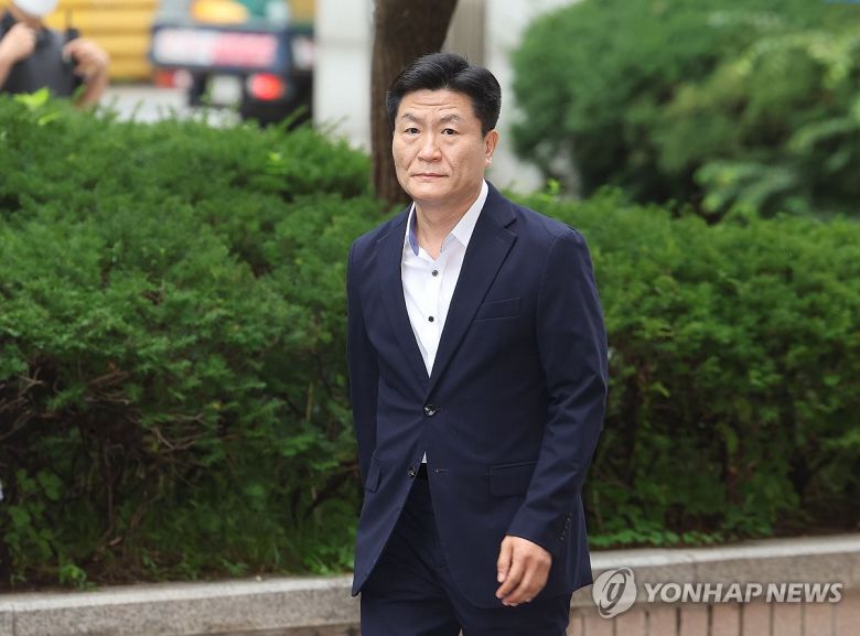 이태원 참사 당시 부실 대응한 혐의 등으로 기소된 이임재 전 용산경찰서장이 지난해 7월 서울서부지법에서 열린 관련 공판에 출석하고 있다. [연합]