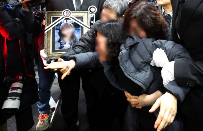 대전 서구 건양대병원 장례식장에서 열린 고 김하늘 양의 발인식에서 유가족들이 하늘 양의 이름을 부르며 오열하고 있다.[뉴시스]