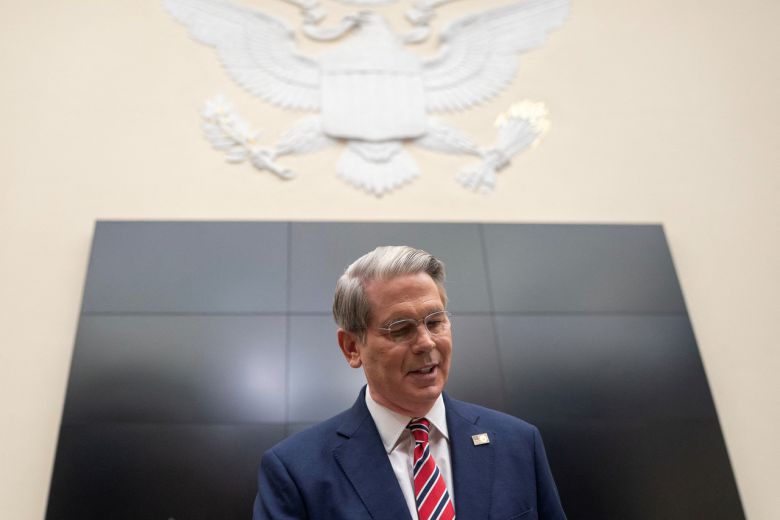 미국 정부의 신용등급이 지난 16일(이하 현지시간) Aaa에서 Aa1으로 강등된 데 대해 스콧 베선트 미 재무장관이 18일 “나를 포함해 모든 사람들이 무디스 신용평가기관의 국가신용등급은 ‘후행 지표’라고 생각하고 있을 것”이라며 강한 유감을 표했다. 사진은 베선트 장관이 지난 7일 미 워싱턴D.C. 국회의사당에서 열린 하원 금융서비스위원회 청문회에서 증언하는 모습 [로이터]