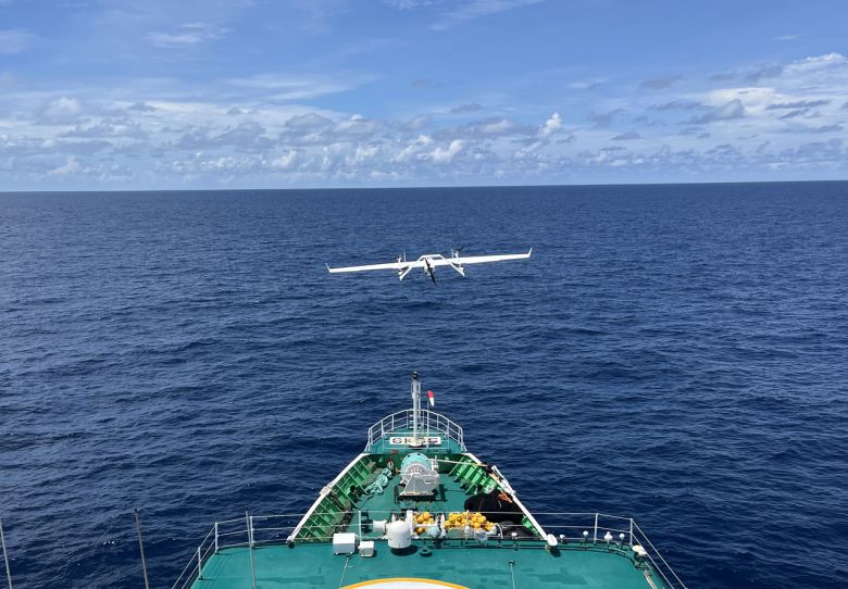 동원산업이 세계 최초로 개발한 어군 탐지 전용 드론이 참치 어군을 찾기 위해 비행하고 있다. [동원산업 제공]