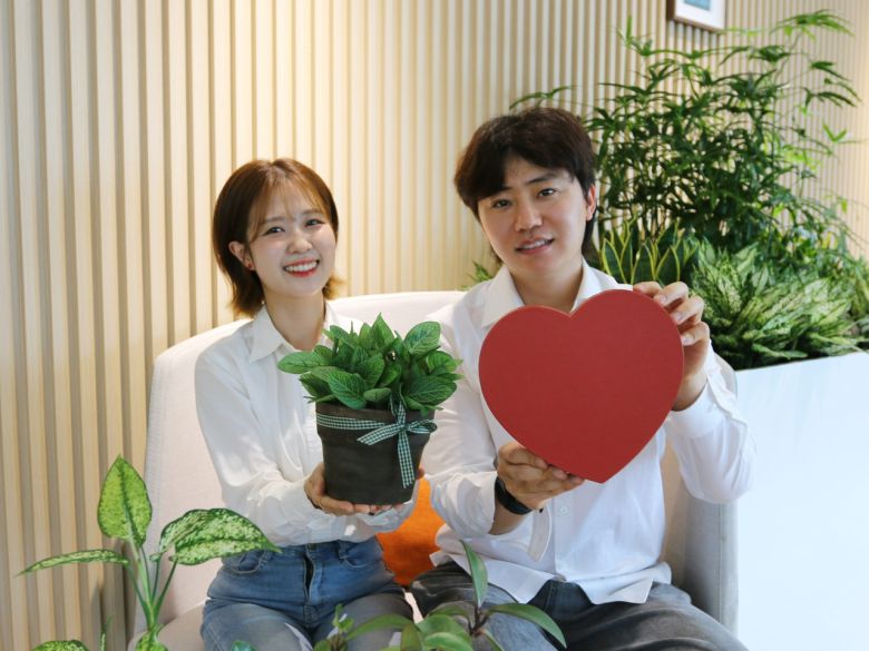 LG헬로비전 관계자가 ‘헬로, 지구! 숲 지킴이’ 캠페인을 소개하는 모습 [LG헬로비전 제공]