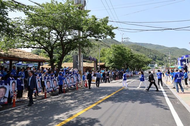 20일 화개장터에서 열린 민주당 전남·경남도당 합동 유세장에 당원과 지지자, 지역민들로  붐비고 있다.  [민주당 제공]