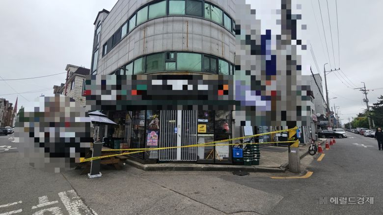 시흥 흉기 살인 사건 용의자인 차철남이 19일 오전 자신의 주거지 인근 편의점 주인인 60대 여성에게 흉기를 휘둘러 상해를 입혔다. 박지영 기자.