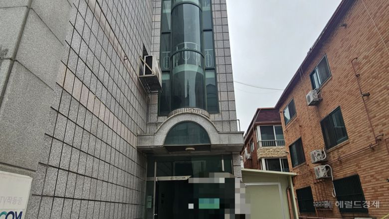 시흥 흉기 살인 사건 용의자인 차철남이 지난 17일 자신과 가깝게 지내던 중국 동포인 50대 남성을 살해한 빌라. 차씨는 경찰에 “수차례에 걸쳐 3000만원 가량을 빌려줬는데 형제가 이를 갚지 않아 범행을 계획했다”고 진술했다고 알려졌다. 박지영 기자.