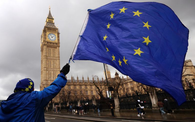 영국 의사당 앞에서 EU기 흔드는 시위자. [EPA]