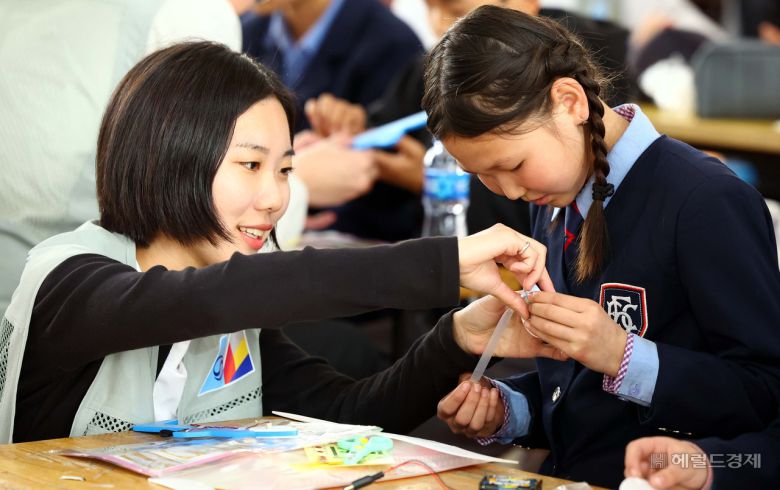 대한항공과 아시아나항공 임직원들이 21일 몽골 울란바타르시 바가노르구에 위치한 군갈루타이 국립학교에서 항공공학 체험 수업을 진행하고 있다. 바가노르(몽골)=임세준 기자