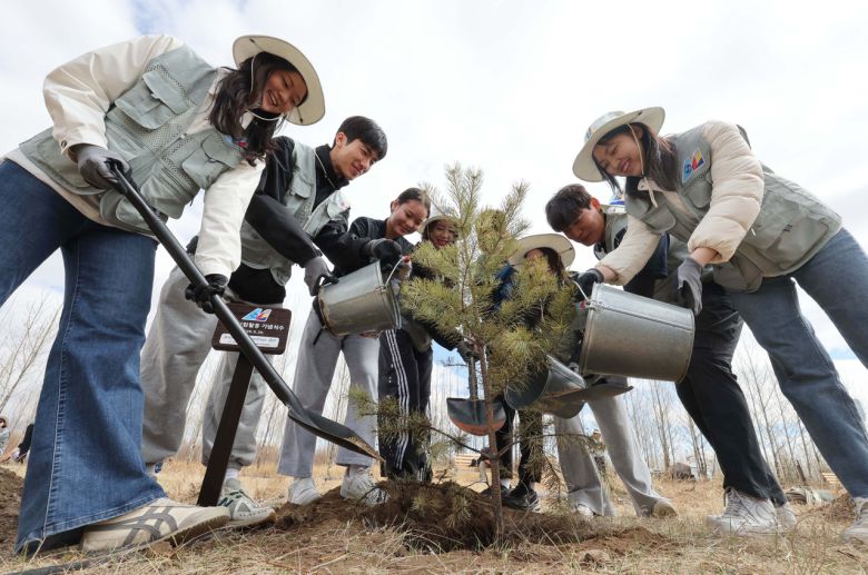 대한항공과 아시아나항공 임직원들이 지난 20일 몽골 울란바타르시 바가노르구에 위치한 대한항공 숲에서 식림 활동을 하고 있다. 올해는 대한항공이 아시아나항공을 인수한 이후 처음 맞는 식림 활동으로 양사의 신입·인솔직원 260여명이 함께 참여해 서로를 이해하고 협력하는 시간을 가졌다. 바가노르(몽골)=임세준 기자