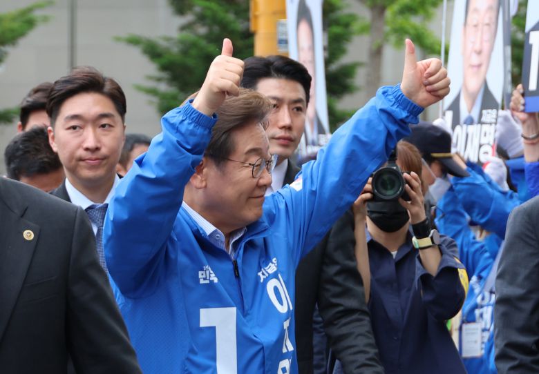이재명 더불어민주당 대선 후보가 20일 경기 파주시 금릉역 중앙광장에서 열린 유세에서 시민들에게 인사하고 있다. [연합]