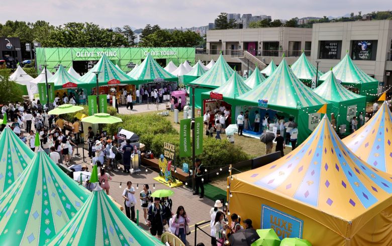 서울 용산구 노들섬 일대에서 열리는 ‘2025 올리브영 페스타’ 첫날 행사장이 관람객들로 붐비고 있다. [CJ올리브영 제공]