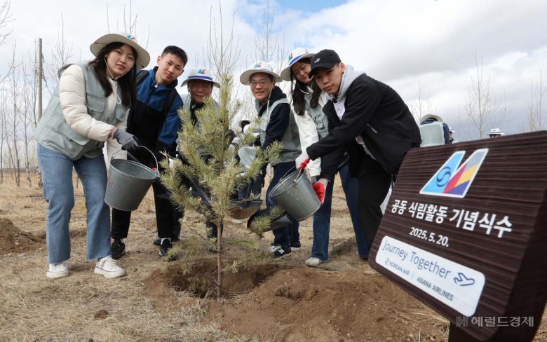 박요한(왼쪽 세 번째) 대한항공 중국지역본부장과 지상휘(오른쪽 세 번째) 대한항공 총무부담당을 비롯한 대한항공과 아시아나항공 임직원들이 지난 20일 몽골 울란바타르시 바가노르구에 위치한 대한항공 숲에서 기념식수를 하고 있다. 바가노르(몽골)=임세준 기자