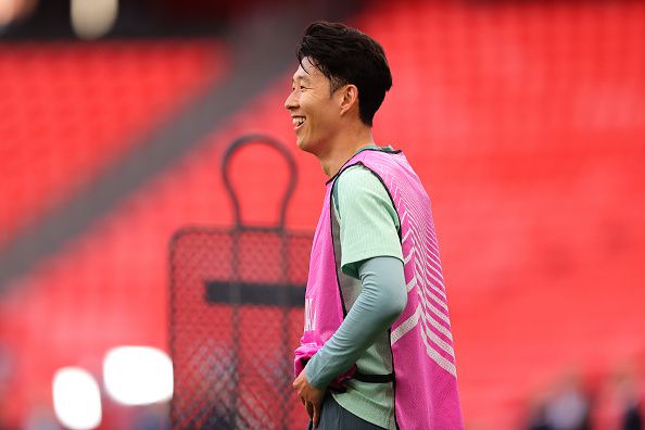 손흥민이 21일(한국시간) 스페인 빌바오에서 열리는 유럽축구연맹(UEFA) 유로파리그(UEL) 결승전을 앞두고 훈련하며 미소짓고 있다.   [게티이미지]