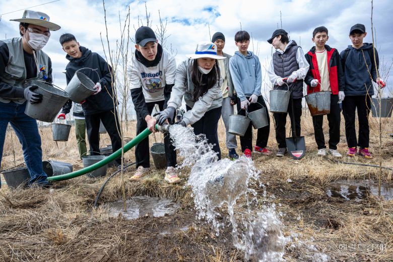 대한항공과 아시아나항공 임직원들이 지난 20일 몽골 울란바타르시 바가노르구에 위치한 대한항공 숲에서 식림 활동을 하고 있다. 바가노르(몽골)=임세준 기자
