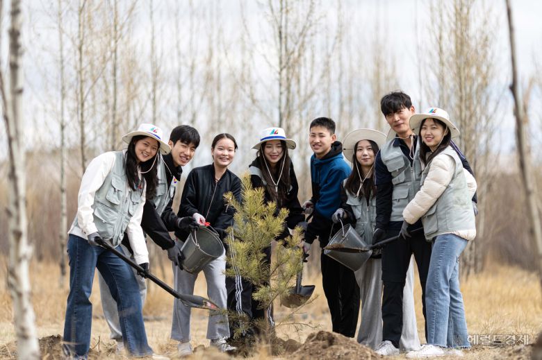 대한항공과 아시아나항공 임직원들이 지난 20일 몽골 울란바타르시 바가노르구에 위치한 대한항공 숲에서 식림 활동을 하고 있다. 바가노르(몽골)=임세준 기자