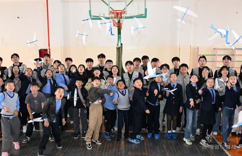대한항공과 아시아나항공 임직원들이 21일 몽골 울란바타르시 바가노르구에 위치한 군갈루타이 국립학교에서 항공공학 체험 수업을 진행한 후 다같이 모형 비행기를 날리고 있다. 바가노르(몽골)=임세준 기자