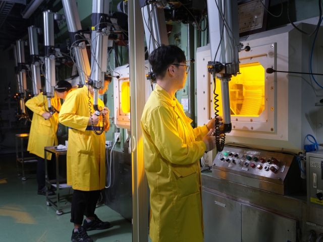 한국원자력연구원 연구진이 I-131을 제조하기 위해 핫셀을 조작하고 있다. [한국원자력연구원 제공]